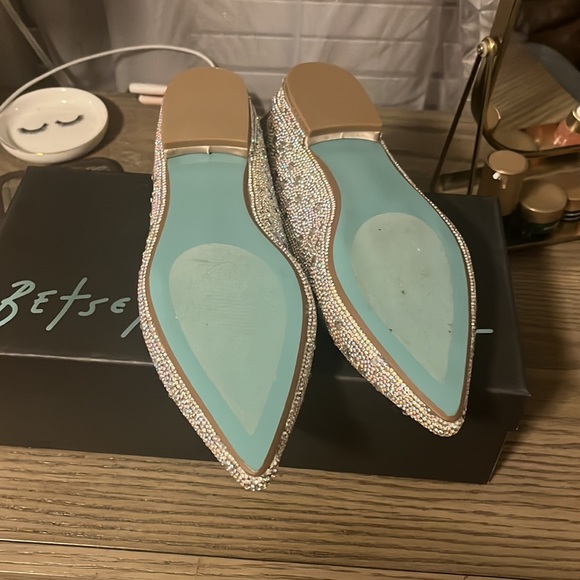 Size 9 Betsy Johnson Crystal Pavé Pointed Toe Flat - Picture 3 of 5